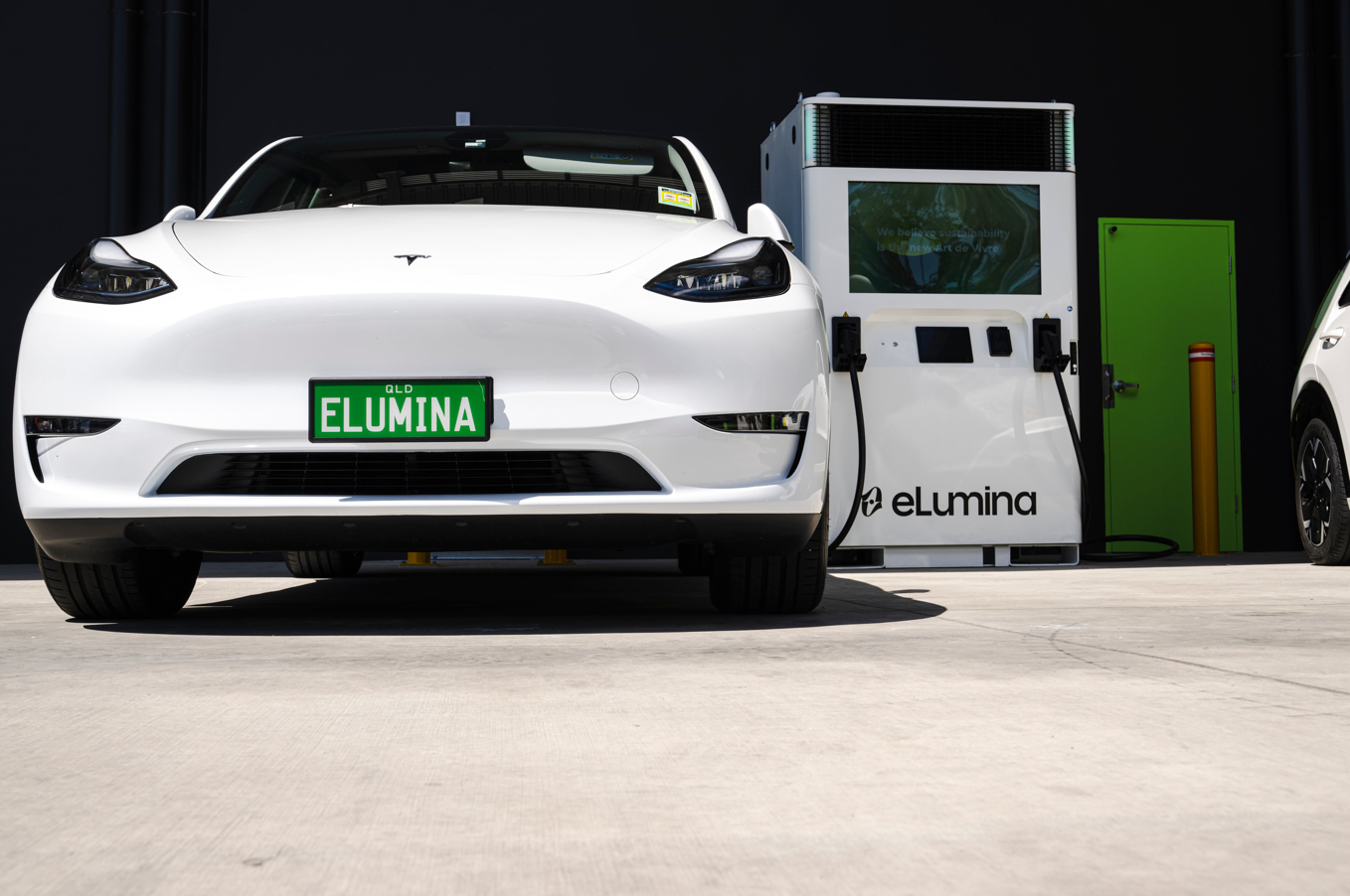 eLumina-19 (1) - Tesla with elumina plate